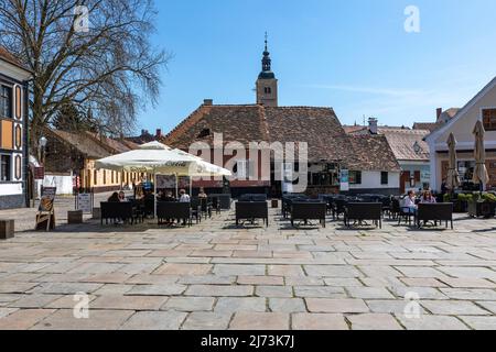 Varazdin, Croatie – avril 2022. Les rues pittoresques de la vieille ville baroque avec des détails touristiques intéressants en Europe centrale à la belle journée Banque D'Images