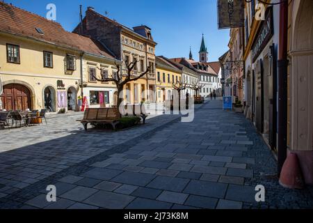 Varazdin, Croatie – avril 2022. Les rues pittoresques de la vieille ville baroque avec des détails touristiques intéressants en Europe centrale à la belle journée Banque D'Images