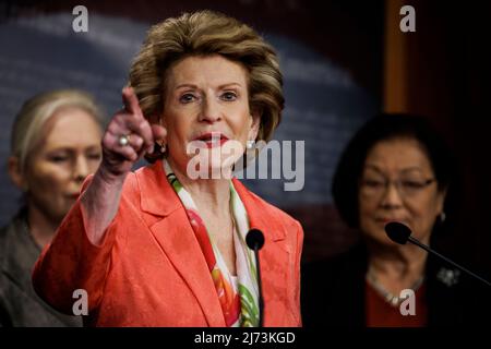 Le sénateur Debbie Stabenow (D-MI) parle aux côtés des femmes sénateurs démocrates lors d'une conférence de presse sur le vote de la semaine prochaine pour codifier Roe c. Wade dans le droit national au Capitole des États-Unis à Washington, DC, le 5 mai 2022.Credit: Samuel Corum / CNP / MediaPunch Banque D'Images