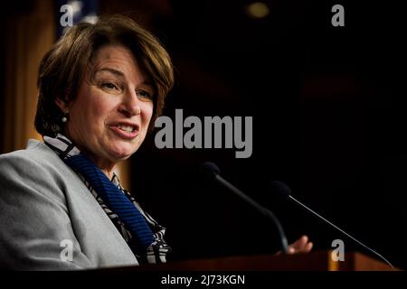 La sénatrice Amy Klobuchar (D-MN) s’exprime aux côtés des femmes sénateurs démocrates lors d’une conférence de presse sur le vote de la semaine prochaine pour codifier Roe v. Wade dans le droit national au Capitole de Washington, DC, le 5 mai 2022. Crédit : Samuel Corum / CNP / MediaPunch Banque D'Images