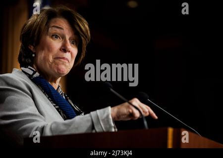 La sénatrice Amy Klobuchar (D-MN) s’exprime aux côtés des femmes sénateurs démocrates lors d’une conférence de presse sur le vote de la semaine prochaine pour codifier Roe v. Wade dans le droit national au Capitole de Washington, DC, le 5 mai 2022. Crédit : Samuel Corum / CNP / MediaPunch Banque D'Images