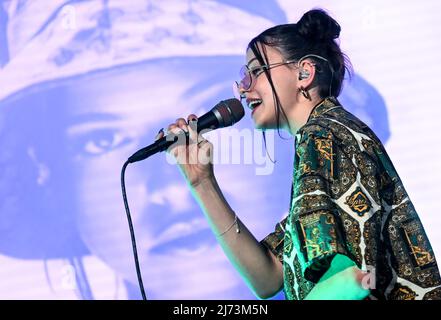 05 mai 2022, Berlin: La chanteuse Nina Chuba chante au Bunte New faces Award Music 2022. Photo: Britta Pedersen/dpa Banque D'Images