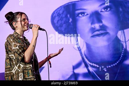 05 mai 2022, Berlin: La chanteuse Nina Chuba chante au Bunte New faces Award Music 2022. Photo: Britta Pedersen/dpa Banque D'Images