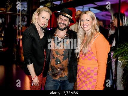 05 mai 2022, Berlin: Leslie Clio (l-r), Manuel Cortez et Evelyn Weigert à la soirée après-spectacle du Bunte New faces Award Music 2022. Photo: Britta Pedersen/dpa Banque D'Images