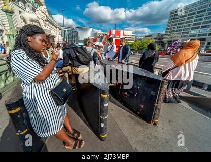 Centre de Londres,Angleterre,Royaume-Uni-août 21 2019: Lors d'une chaude journée d'été, les piétons se rassemblent occasionnellement aux objets protecteurs, conçu pour me protéger Banque D'Images