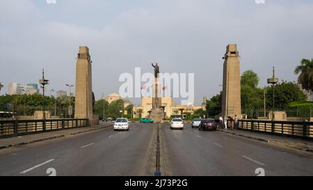 Détail architectural du pont Qasr El Nil, le plus ancien et le plus célèbre pont du Nil, reliant la place Tahrir au complexe de l'Opéra du Caire Banque D'Images