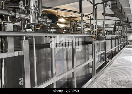 Terrain métallique près de grands réservoirs pour produits laitiers fermentés Banque D'Images