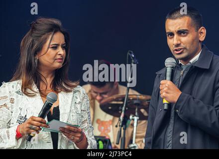 L'Ado Den Haag, entraîneur de l'équipe de football, Pawan Bahadoer (R), prononce un bref discours lors de l'ouverture du festival de la libération de cette année. Pawan Bahadoer a effectué 20 voyages de retour en Ukraine avec des réfugiés. Célébration de la fin de la Seconde Guerre mondiale en 1945 et de la libération de l'occupation allemande en Europe et de l'occupation japonaise en Asie. L'événement de cette année a été officiellement ouvert par le maire de la Haye, Jan van Zanen. Au cours de la journée, il y a eu plusieurs spectacles et activités sur le Mallieveld. L'événement est national et des concerts ont lieu dans de nombreuses villes néerlandaises. (Photo de Charles M Vella / Banque D'Images