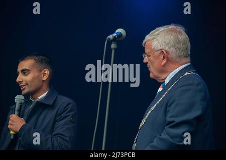 L'Ado Den Haag, entraîneur de l'équipe de football, Pawan Bahadoer, prononce un bref discours lors de l'ouverture du festival de la libération de cette année. Pawan Bahadoer a effectué 20 voyages de retour en Ukraine avec des réfugiés. Sur la droite se trouve le maire de la Haye, Jan van Zanen. Maire de la Haye, Jan van Zanen. Célébration de la fin de la Seconde Guerre mondiale en 1945 et de la libération de l'occupation allemande en Europe et de l'occupation japonaise en Asie. L'événement de cette année a été officiellement ouvert par le maire de la Haye, Jan van Zanen. Au cours de la journée, il y a eu plusieurs spectacles et activités sur le Mallieveld. L'événement est na Banque D'Images