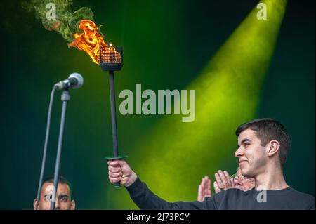 Annas Bouvakar, porte la flamme de la libération pendant le festival de la libération de cette année. Célébration de la fin de la Seconde Guerre mondiale en 1945 et de la libération de l'occupation allemande en Europe et de l'occupation japonaise en Asie. L'événement de cette année a été officiellement ouvert par le maire de la Haye, Jan van Zanen. Au cours de la journée, il y a eu plusieurs spectacles et activités sur le Mallieveld. L'événement est national et des concerts ont lieu dans de nombreuses villes néerlandaises. Banque D'Images