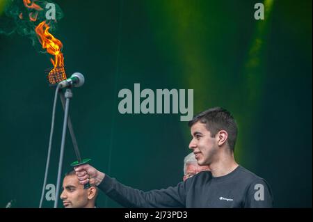 Annas Bouvakar, porte la flamme de la libération pendant le festival de la libération de cette année. Célébration de la fin de la Seconde Guerre mondiale en 1945 et de la libération de l'occupation allemande en Europe et de l'occupation japonaise en Asie. L'événement de cette année a été officiellement ouvert par le maire de la Haye, Jan van Zanen. Au cours de la journée, il y a eu plusieurs spectacles et activités sur le Mallieveld. L'événement est national et des concerts ont lieu dans de nombreuses villes néerlandaises. Banque D'Images