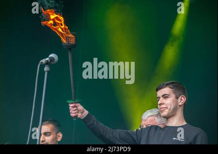 Annas Bouvakar, porte la flamme de la libération pendant le festival de la libération de cette année. Célébration de la fin de la Seconde Guerre mondiale en 1945 et de la libération de l'occupation allemande en Europe et de l'occupation japonaise en Asie. L'événement de cette année a été officiellement ouvert par le maire de la Haye, Jan van Zanen. Au cours de la journée, il y a eu plusieurs spectacles et activités sur le Mallieveld. L'événement est national et des concerts ont lieu dans de nombreuses villes néerlandaises. Banque D'Images