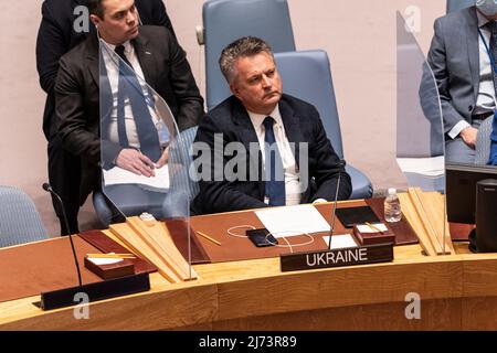 New York, NY - 5 mai 2022: L'ambassadeur ukrainien Sergiy Kyslytsya assiste à la réunion du SC sur le maintien de la paix et de la sécurité de l'Ukraine au siège de l'ONU Banque D'Images