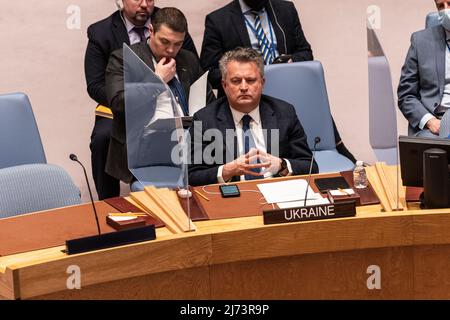 New York, NY - 5 mai 2022: L'ambassadeur ukrainien Sergiy Kyslytsya assiste à la réunion du SC sur le maintien de la paix et de la sécurité de l'Ukraine au siège de l'ONU Banque D'Images