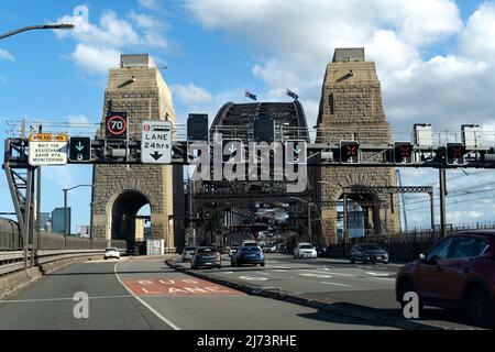 En voiture sur le pont du port de Sydney Banque D'Images