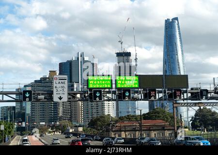 En voiture sur le pont du port de Sydney Banque D'Images