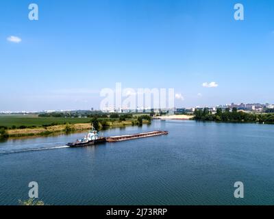 Une barge flotte sur la rivière Banque D'Images
