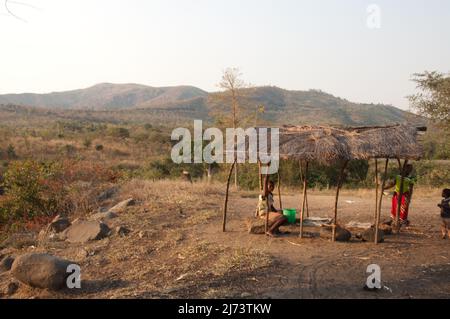 Vue sur l'escarpement de Thyolo, Malawi, Afrique, petit stand avec toit de paille de chaume, enfants Banque D'Images