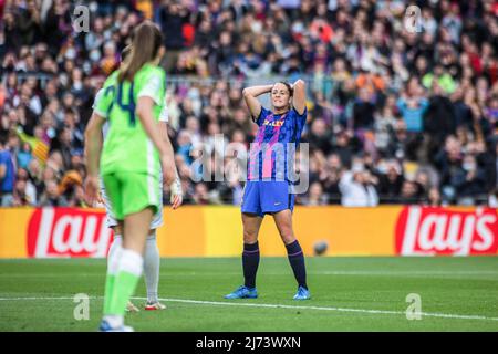 Marta Torrejon (R) du FC Barcelone et Joelle Wedemeyer (L) du VfL Wolfsburg femmes vues en action pendant le match de la Ligue des champions des femmes de l'UEFA entre le FC Barcelona Femeni et les femmes VfL Wolfsburg au Camp Nou. Note finale; FC Barcelona Femeni 5:1 VfL Wolfsburg Women Banque D'Images