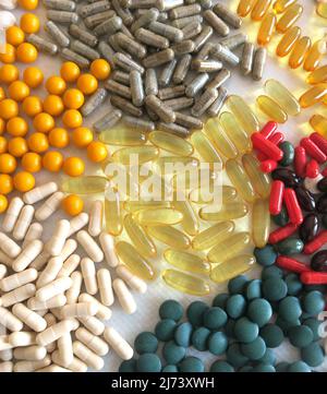Comprimés, comprimés et capsules de médicaments pharmaceutiques assortis et colorés. Suppléments de vitamines Banque D'Images