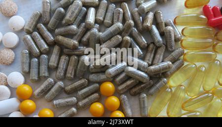 Comprimés, comprimés et capsules de médicaments pharmaceutiques assortis et colorés. Suppléments de vitamines Banque D'Images