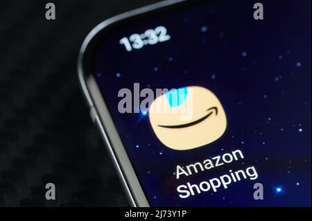 New york, États-Unis - 5 mai 2022 : application mobile Amazon shopping sur l'écran du smartphone en gros plan Banque D'Images