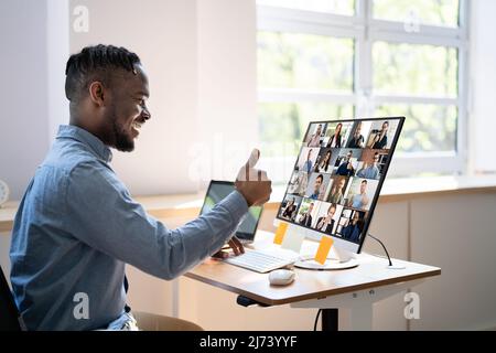 Webinaire de conférence vidéo Happy Man Portrait à domicile Banque D'Images