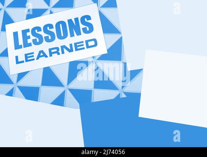 Carte vierge avec texte leçons apprises sur fond en bois. Concept d'entreprise. Banque D'Images