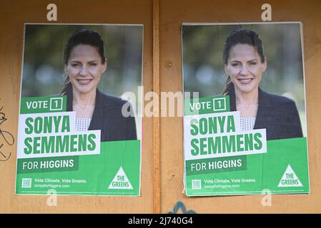 Deux posters politiques Sonya Semmens, qui font partie de la campagne électorale du candidat des Verts dans l'électorat de Higgins, bloqués sur des palissades en bois Banque D'Images