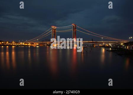 Pont d'Ampera traversant le fleuve Musi à Palembang, Sumatra Sud, Indonésie. Largement considéré comme la capitale de Srivijaya au moins du 7th siècle au 10th siècle, Palembang a quelques folklores et mythologie concernant la Srivijaya, même si la plupart d'entre eux ont apparemment été construits sur la base de situations après l'effondrement de la grande thalassocratie en 11th ou 12th siècles. L'ancien periplus chinois a mentionné Palembang comme 'le vieux port' après le déclin de la Srivijaya. Banque D'Images