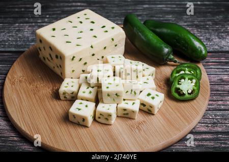 Fromage Chihuahua mexicain au jalapeño ou au fromage mennonite épicé du Mexique en Amérique latine Banque D'Images