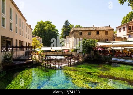 Fontaine de Vaucluse, une des merveilles naturelles de la France en Provence. Banque D'Images