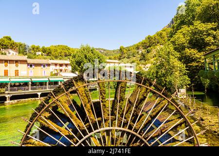 Fontaine de Vaucluse, une des merveilles naturelles de la France en Provence. Banque D'Images