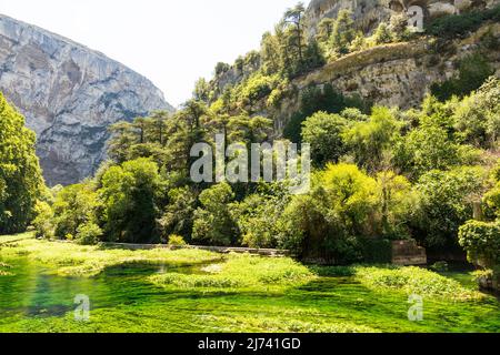 Fontaine de Vaucluse, une des merveilles naturelles de la France en Provence. Banque D'Images