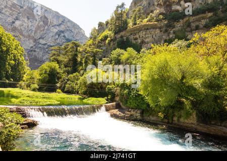 Fontaine de Vaucluse, une des merveilles naturelles de la France en Provence. Banque D'Images