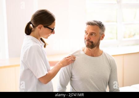 Massage physique de réadaptation sportive. Réadaptation de l'épaule après une blessure Banque D'Images
