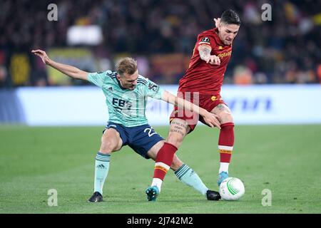 Rome, Italie, 5 mai 2022. Rome, Italie, 5 mai 2022. Kiernan Dewsbury-Hall du Leicester City FC et Nicolo' Zaniolo de AS Roma rivalise pour le ballon lors de la demi-finale de la Ligue des conférences de l'UEFA deux matches entre AS Roma et Leicester City au Stadio Olimpico, Rome, Italie, le 5 mai 2022. Photo de Giuseppe Maffia. Credit: Giuseppe Maffia/Alay Live News Banque D'Images