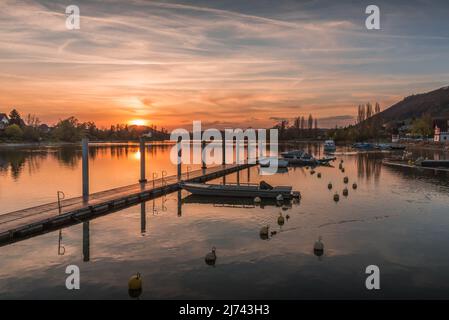 Vue panoramique du coucher de soleil sur le Rhin, Stein am Rhein, Canton de Schaffhausen, Suisse Banque D'Images