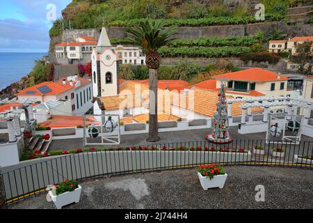 La vieille ville historique de Ponta do sol, située sur la côte sud de l'île de Madère, au Portugal, avec Ingreja Nossa Senhora da Luz (notre Dame de la lumière) Banque D'Images