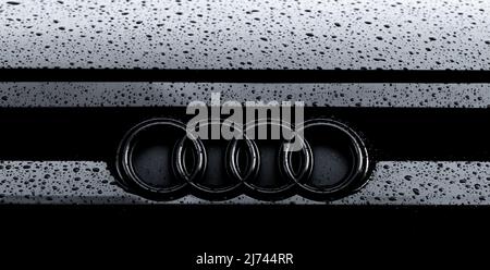 04 mai 2022, Bade-Wurtemberg, Villingen-Schwenningen: Le logo d'Audi peut être vu sur un e-tron GT. Photo: Silas Stein/ Banque D'Images