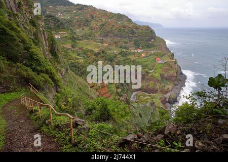 La spectaculaire côte nord de l'Arco de Sao Jorge à Ponta Delgada, vue depuis un sentier de randonnée près d'Arco de Sao Jorge, île de Madère, Portugal Banque D'Images