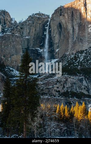 Yosemite tombe pendant l'heure d'or, un matin lumineux de janvier après le passage d'une tempête de neige. Banque D'Images