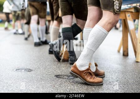 01 mai 2022, Bavière, Perchting: Les membres du Burschenschaft Perchting se tiennent dans leurs costumes traditionnels à leur typole sur la place du village de Perchting. Photo: Matthias balk/dpa Banque D'Images