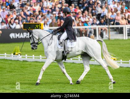 Kitty King et VENDREDI BIATS pendant la phase de dressage, épreuves de badminton, Gloucestershire UK 5 mai 2022 Banque D'Images