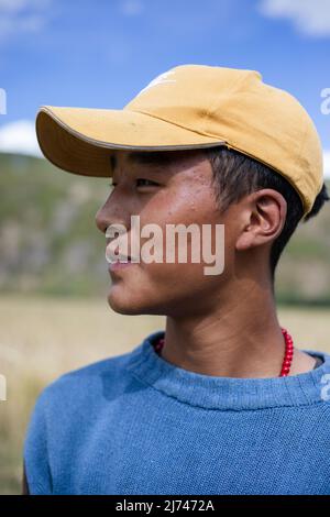 Portrait de jeunes agriculteurs tibétains à Daocheng, dans la province du Sichuan, pendant la récolte Banque D'Images