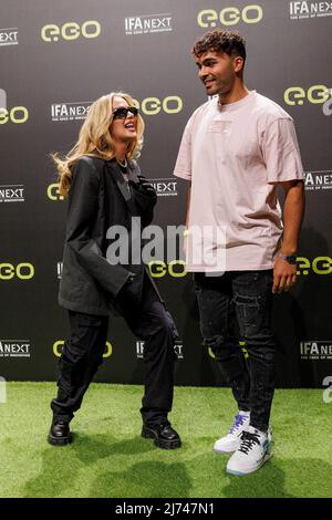 05 mai 2022, Berlin: Loredana (l), musicien, et Younes Zarou, sur le tapis rouge avant la présentation de la nouvelle voiture électrique e.wave X par Next.e.GO Mobile se, un fabricant allemand de véhicules électriques, à Kraftwerk Berlin. Photo: Carsten Koall/dpa Banque D'Images