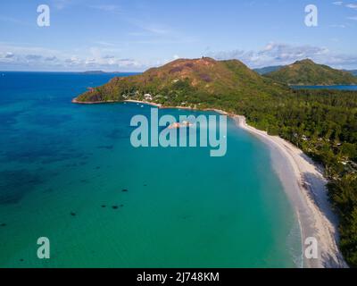 Praslin Seychelles île tropicale avec des plages de sable et des palmiers, la plage de l'Anse Volbert Seychelles. Banque D'Images