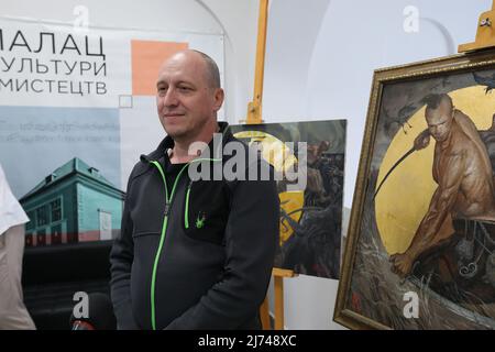 Non exclusif: MUKACHEVO, UKRAINE - 5 MAI 2022 - l'artiste Vadym Bakalov est exposé devant ses tableaux lors de l'exposition sur la guerre par l'art Banque D'Images