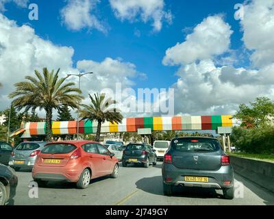 Embouteillage dans la ville moderne en développement, Alger. De nouveaux tunnels et de nouvelles autoroutes sont en cours de construction par le gouvernement algérien. Banque D'Images