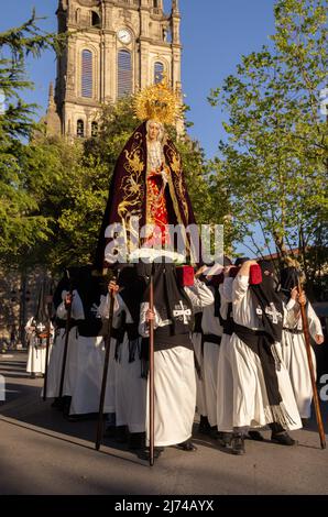 Membres d'une confrérie religieuse pendant les processions de la semaine de Pâques en Espagne Banque D'Images
